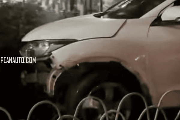 Viral Mobil HRV Nyangkut di Taman Tugu Muda Semarang (1)